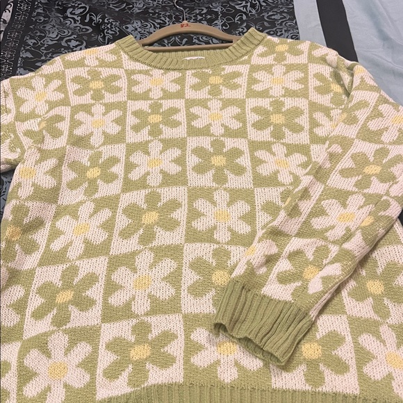 Rue21 Green and Cream Floral Sweater, excellent choice and condition, size XS - Picture 2 of 8